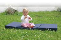 Reisen mit dem Baby: Das passende Equipment gibt es bei Alvi (www.alvi.de )