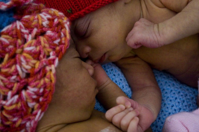 300.000 Mützen und Decken für Babys weltweit:    Erfolgreicher Abschluss der Save the Children Kampa