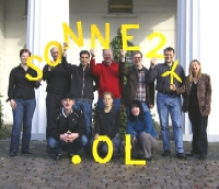 Vor der Alten Wache auf dem Oldenburger Schlossplatz: Das Veranstaltungsteam von Sonne2.OL Vor der Alten Wache auf dem Oldenburger Schlossplatz: Das Veranstaltungsteam von Sonne2.OL