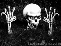 Ein Untoter zur Begrüßung der Halloween-Gäste Ein Untoter zur Begrüßung der Halloween-Gäste