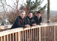 Symbolisch für das Projekt stehen die 3 Initiatoren auf der Brücke zur Schloss-Schule. Symbolisch für das Projekt stehen die 3 Initiatoren auf der Brücke zur Schloss-Schule.