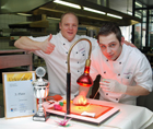 Mondial-Küchenchef Marcus Danner (l.) ist stolz auf seinen Patissier Johannes Funtsch (r.)