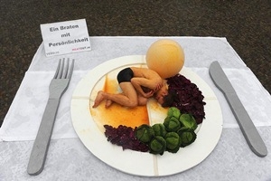 Menschenbraten mit Rosenkohl und Knödel - Spektakuläre Meatout-Auftaktaktion vor dem Brandenburger T