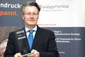 Dr. Michael Fries, Geschäftsführer von viaprinto, mit dem Innovationspreis-IT Dr. Michael Fries, Geschäftsführer von viaprinto, mit dem Innovationspreis-IT