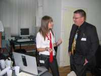 Jens-Uwe Just präsentiert das OPTOTEACH-Lehrsystem in Bukarest Jens-Uwe Just präsentiert das OPTOTEACH-Lehrsystem in Bukarest