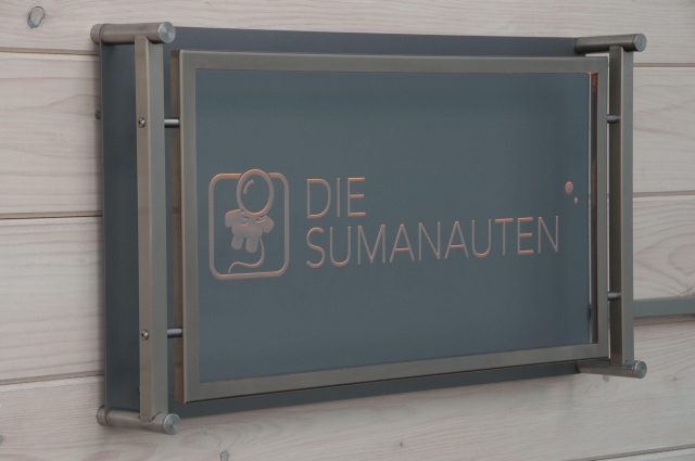 Für mehr Kontrast und eine bessere Lesbarkeit - das passende Hintergrundblech für die exklusiven Leu