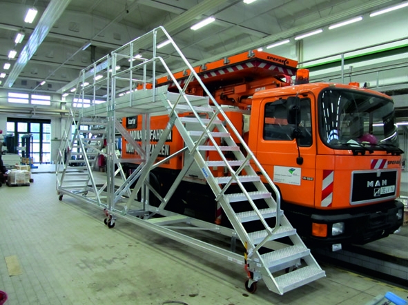 Dank speziell konstruierter, fahrbarer Plattformtreppen kann die Dessauer Verkehrs GmbH Wartungsarbe Dank speziell konstruierter, fahrbarer Plattformtreppen kann die Dessauer Verkehrs GmbH Wartungsarbe