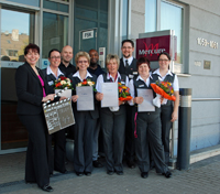 Hoteldirektorin Margit Stafast (li.) gratuliert ihrem Team 44 Hoteldirektorin Margit Stafast (li.) gratuliert ihrem Team 44