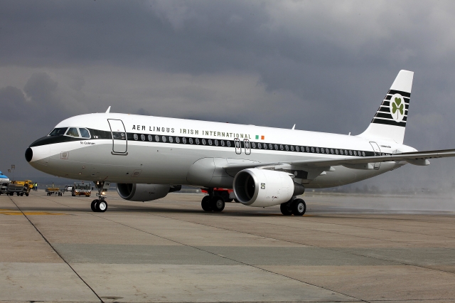 Jubiläum: 75 Jahre Aer Lingus Irlands nationale Airline stellt Airbus A-320 in einer Jubiläum: 75 Jahre Aer Lingus Irlands nationale Airline stellt Airbus A-320 in einer