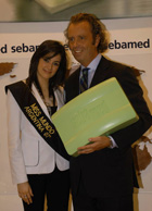 Thomas Maurer/Sebapharma überreicht das erste sebamed-Produkt in Südamerika an Miss Argentina Thomas Maurer/Sebapharma überreicht das erste sebamed-Produkt in Südamerika an Miss Argentina