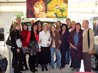 Die Künstlerinnen und ihr Mentor Christian Bauer in bester Ausstellungslaune.
