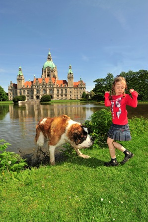 Niedersächsische Hundehalter haben dank AGILA jetzt gut Lachen.