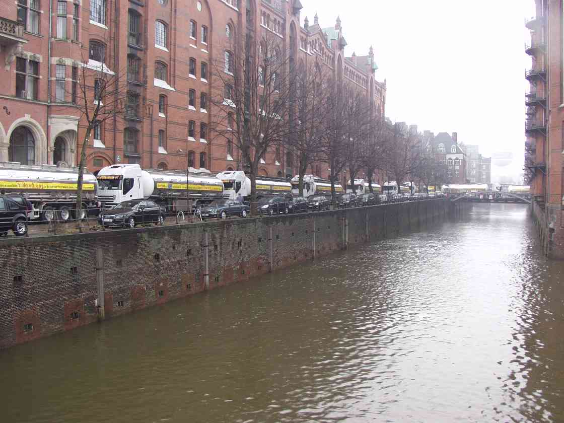 Tankwagenblockade vor der Hamburger Hafen und Logistik AG Tankwagenblockade vor der Hamburger Hafen und Logistik AG