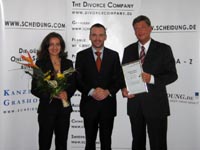 Übergabe der Auszeichnung (v.l. Katrin Grashoff, Andreas Gaida, Dr. Christopher Pruefer) Übergabe der Auszeichnung (v.l. Katrin Grashoff, Andreas Gaida, Dr. Christopher Pruefer)