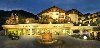 Hotelansicht in der Dämmerung