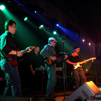 Der Band-Name „Spaija-Gäng“ entstammt der Mayener Mundard  „Spaija“ für Speicher/Dachboden, dort hat