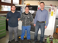 (v.l.n.r.) Dennis Celik, Mario Onu und Ausbilder Peter Reitter (Bild: CJD Jugenddorf Offenburg).