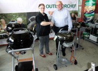 Das Foto zeigt die Chefin der Firma GRILANDO Grill und Garten bei der Übergabe des Preises