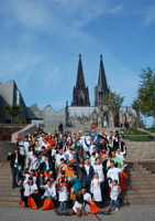 Direktoren und Mitarbeiter aus 14 Accor Hotels sammelten Unrat am Rheinufer von Köln