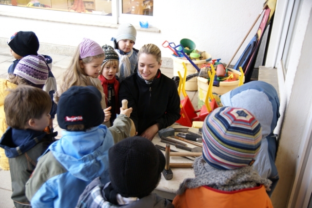 Steinkunde im Kindergarten mit Steinmetzmeisterin Kathrin Post