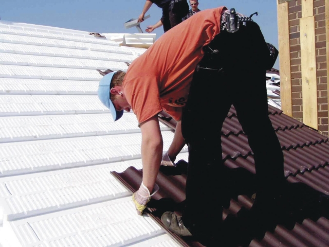 Die Dachdämmung von Thermodach ist gleichzeitig als Behelfsdeckung einsetzbar Die Dachdämmung von Thermodach ist gleichzeitig als Behelfsdeckung einsetzbar