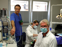 Zahnarzt Dr. Christoph Boege (r.), Assistentin und Anästhesiearzt Thomas Scherer Zahnarzt Dr. Christoph Boege (r.), Assistentin und Anästhesiearzt Thomas Scherer
