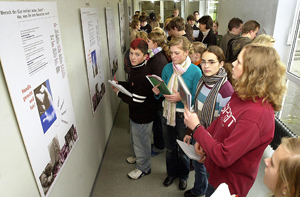 Schüler arbeiten mit der Ausstellung “Weltreligionen – Weltfrieden – Weltethos”