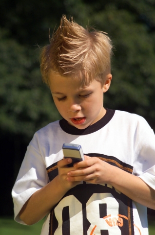 TrackYourKid: Wenn Kinder beim Spielen die Zeit vergessen - Handyortung beruhigt besorgte Eltern
