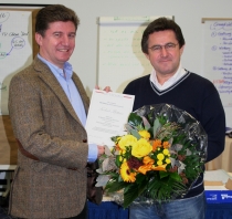 Hans Schneider, Institutsleiter der ifb KG, begrüßt den 200.000sten Teilnehmer Norbert Bittner Hans Schneider, Institutsleiter der ifb KG, begrüßt den 200.000sten Teilnehmer Norbert Bittner
