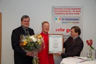 Malermeister Erik Schmell erhält das Zertifikat der Fördergesellschaft Qualität im Handwerk. Malermeister Erik Schmell erhält das Zertifikat der Fördergesellschaft Qualität im Handwerk.