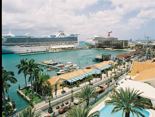 Aruba ahoi: Erstmals 100.000 Kreuzfahrt-Passagiere in nur einem Monat Aruba ahoi: Erstmals 100.000 Kreuzfahrt-Passagiere in nur einem Monat