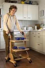 Haus-Rollator aus Holz mit Tablett und Stockhalter Haus-Rollator aus Holz mit Tablett und Stockhalter