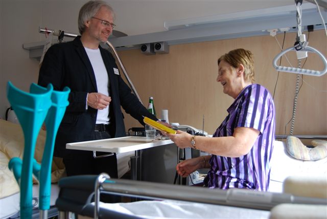 Pfarrer Matthias Amme im Gespräch mit einer Patientin in der Oberlinklinik am 16.4.2011, bildhonorar Pfarrer Matthias Amme im Gespräch mit einer Patientin in der Oberlinklinik am 16.4.2011, bildhonorar