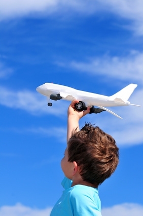 Mit Kindern im Flugzeug - Tipps und passende Kindermode von Pacino Mit Kindern im Flugzeug - Tipps und passende Kindermode von Pacino