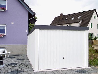 Zeit für den Radwechsel: Die Winterreifen in einer Fertiggarage von Exklusiv-Garagen lagern Zeit für den Radwechsel: Die Winterreifen in einer Fertiggarage von Exklusiv-Garagen lagern