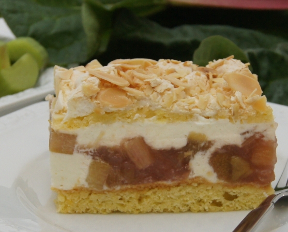 Rhabarber-Baiser-Schnitten ... die ersten Früchte frisch aus dem Garten genießen! - Backrezept des M Rhabarber-Baiser-Schnitten ... die ersten Früchte frisch aus dem Garten genießen! - Backrezept des M