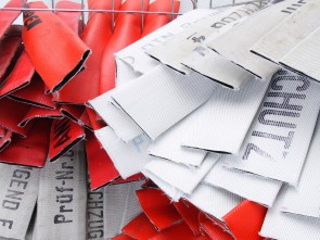 Das Material: gebrauchter Feuerwehrschlauch Das Material: gebrauchter Feuerwehrschlauch