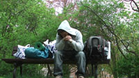 Foto: Max Bryan kurz nach dem Verlust seiner Wohnung auf einer Parkbank bei St. Peter im April 2010 