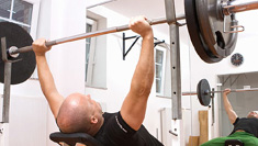 Der Erfolg beim Krafttraining hängt von der Übungsauswahl und der Dosierung ab.