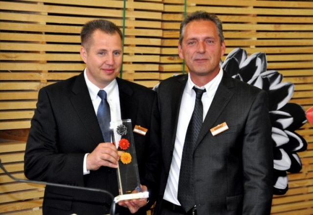 Stärkung des Standorts Deutschland: Innovativer Holzwerkstoff DAUERHOLZ geehrt