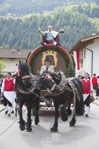 Prächtiges Ende mitÖsterreichs größtem Trachtenumzug beim Gauder Fest 2011 Prächtiges Ende mitÖsterreichs größtem Trachtenumzug beim Gauder Fest 2011