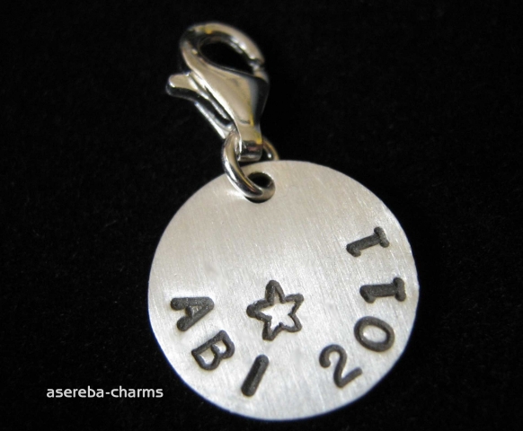 Asereba-Charms mit individueller Abi-Prägung: Bleibende Erinnerung an den Schulabschluss 2011