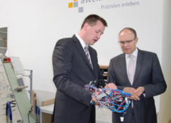 awekProtech Geschäftsführer Dirk Dönges zeigt Ministerpräsident Erwin Sellering die Kabelkonfektion awekProtech Geschäftsführer Dirk Dönges zeigt Ministerpräsident Erwin Sellering die Kabelkonfektion