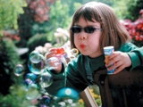 Sonnenbrillen schützen empfindliche Kinderaugen vor UV-Strahlung. (Foto: Frank Sonnenberg) Sonnenbrillen schützen empfindliche Kinderaugen vor UV-Strahlung. (Foto: Frank Sonnenberg)