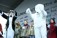 Eisbär Lothar, Dr. Ping und die kleinen Helden singen zusammen für den Klimaschutz Eisbär Lothar, Dr. Ping und die kleinen Helden singen zusammen für den Klimaschutz