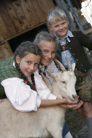 Mit Esel-Eskorte und stoischen Spuckern durch die Bergwelt der Zugspitz-Region Mit Esel-Eskorte und stoischen Spuckern durch die Bergwelt der Zugspitz-Region
