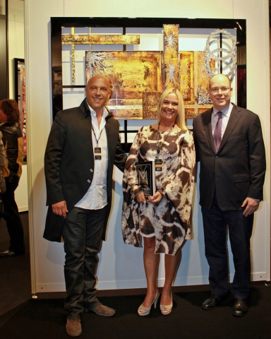 Marco Mehnüberreicht Fürst Albert das Kunstwerk Marco Mehnüberreicht Fürst Albert das Kunstwerk