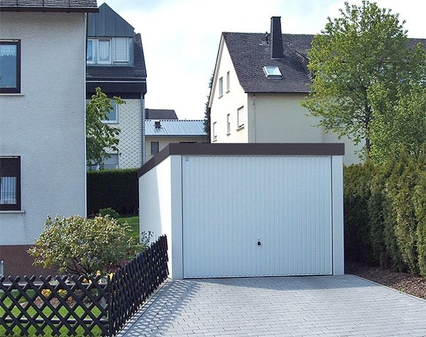 Auch für Fertiggaragen von Exklusiv-Garagen: Mit Foto-Planen das neue Garagentor gestalten Auch für Fertiggaragen von Exklusiv-Garagen: Mit Foto-Planen das neue Garagentor gestalten