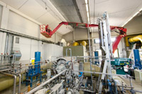 Über Gasrohre hinweg ermöglicht eine Gelenkteleskoparbeitsbühne von System Lift Elektroarbeiten Über Gasrohre hinweg ermöglicht eine Gelenkteleskoparbeitsbühne von System Lift Elektroarbeiten
