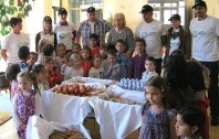 Die Kinder von „Ritter von Schuhplatz“ haben Besuch, der gleich das Frühstück mitgebracht hat.
